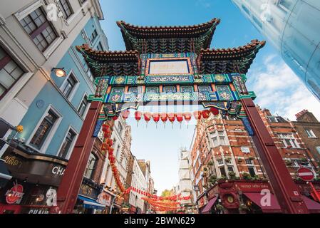 Londra, UK - 19 ottobre 2019: Ingresso alla zona di Chinatown, una popolare destinazione turistica di Londra. Foto Stock