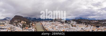 Panorama aereo drone ha girato vista di Salisburgo dopo il tramonto in inverno con la neve Foto Stock