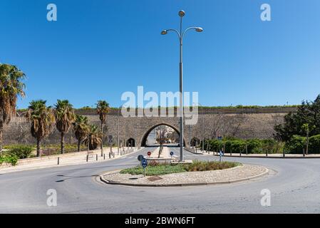 Imponenti mura di fortificazione veneziana che circondano il centro storico della città mediterranea di Heraklion. Concetto di viaggio Foto Stock