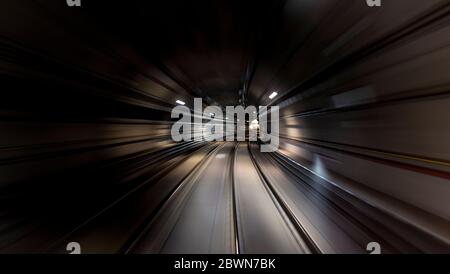 Una vista dall'interno di un treno in movimento, all'interno di un tunnel. Foto Stock