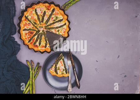 Squisito quiche fatte in casa con asparagi e salmone Foto Stock