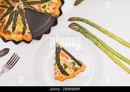 Squisito quiche fatte in casa con asparagi e salmone Foto Stock