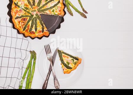 Squisito quiche fatte in casa con asparagi e salmone Foto Stock