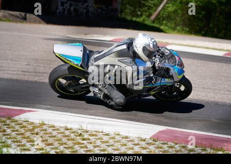 25-05-2020 riga, Lettonia. Il motociclista va su strada, vista laterale, closeup. Foto Stock