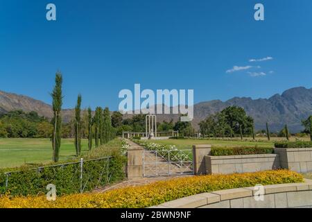 Vista sul monumento commemorativo di Huguenot, Franschhoek, Sudafrica, sfondo con la splendida montagna e il cielo blu Foto Stock