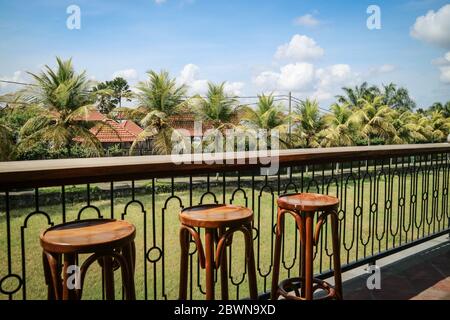 Sgabelli bar sulla terrazza estiva in un caffè tropicale Foto Stock