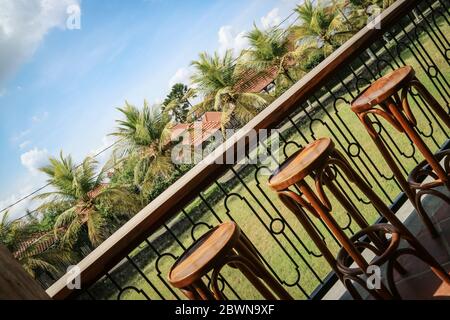 Sgabelli bar sulla terrazza estiva in un caffè tropicale Foto Stock