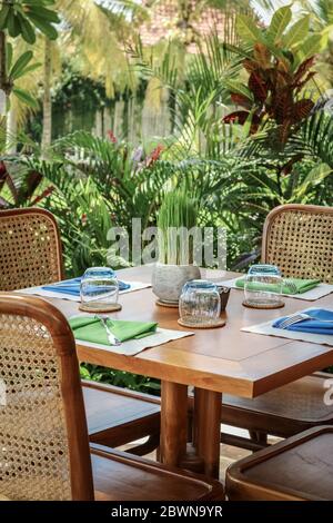 Tavolo servito sulla terrazza estiva in un cafe tropicale Foto Stock