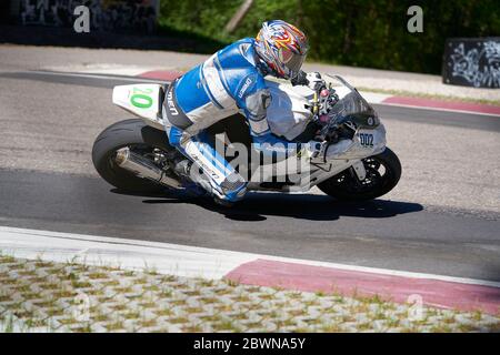 25-05-2020 riga, Lettonia. Il motociclista va su strada, vista laterale, closeup. Foto Stock