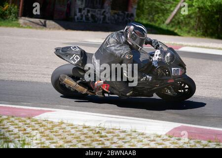 25-05-2020 riga, Lettonia. Il motociclista va su strada, vista laterale, closeup. Foto Stock