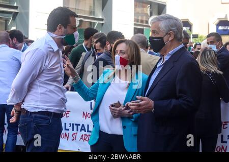 (L-R) Capo del partito Lega, Matteo Salvini, capo del partito Fratelli d'Italia (FDI), Giorgia Meloni e co-fondatore del partito forza Italia (Fi), Antonio Tajani cammina durante la manifestazione di centro-destra contro il governo di Piazza del Popolo dando voce all'opposizione e ai tanti italiani che vogliono essere ascoltati. Foto Stock