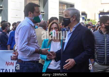 (L-R) Capo del partito Lega, Matteo Salvini, capo del partito Fratelli d'Italia (FDI), Giorgia Meloni e co-fondatore del partito forza Italia (Fi), Antonio Tajani cammina durante la manifestazione di centro-destra contro il governo di Piazza del Popolo dando voce all'opposizione e ai tanti italiani che vogliono essere ascoltati. Foto Stock