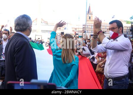 R-L) Capo del partito Lega, Matteo Salvini, capo del partito Fratelli d'Italia (FDI), Giorgia Meloni e co-fondatore del partito forza Italia (Fi), Antonio Tajani durante la manifestazione di centro destra contro il governo di Piazza del Popolo dando voce all'opposizione e ai tanti italiani che vogliono essere ascoltati. Foto Stock