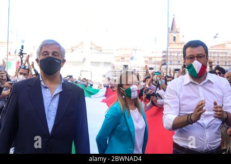 R-L) Capo del partito Lega, Matteo Salvini, capo del partito Fratelli d'Italia (FDI), Giorgia Meloni e co-fondatore del partito forza Italia (Fi), Antonio Tajani cammina durante la manifestazione di centro-destra contro il governo di Piazza del Popolo dando voce all'opposizione e ai tanti italiani che vogliono essere ascoltati. Foto Stock