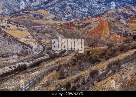 Union Pacific Railroad Tracks che attraversa le montagne Wasatch tra Spanish Fork e Price, Utah, USA Foto Stock