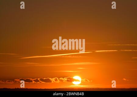 Splendido cielo arancione tramonto Foto Stock