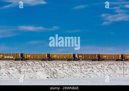 Treno di carbone che ritorna da una consegna ad est alle miniere di carbone del Wyoming, Nebraska, USA [senza rilascio di proprietà; disponibile solo per licenze editoriali Foto Stock