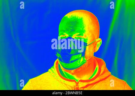 Scanner termico che rileva le persone infette con Covid-19. Concetto di controllo della diffusione del coronavirus. Foto Stock