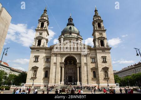 Budapest, Ungheria - 27 APRILE 2018: Turistica vicino alla Basilica di Santo Stefano la più grande chiesa di Budapest, Ungheria Foto Stock