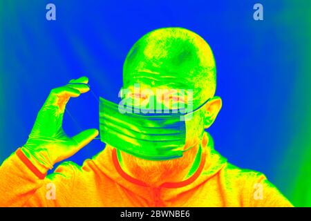 Scanner termico che rileva le persone infette con Covid-19. Concetto di controllo della diffusione del coronavirus. Foto Stock