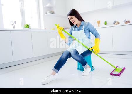 Ritratto di lei bella bella divertente funky allegro positivo comico allegro allegro casalingo pulizia pavimento suonando mop come chitarra in moderno Foto Stock