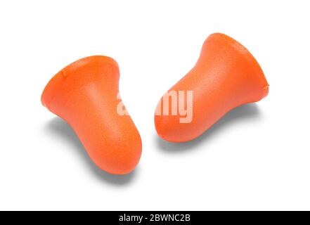 Due tappi auricolari in schiuma arancione isolati su bianco. Foto Stock