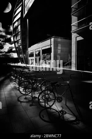 Notte tra uffici contemporanei vicino alla Stazione di Heuston e al Museo di Arte moderna, Kilmainham, Dublin City, Irlanda Foto Stock