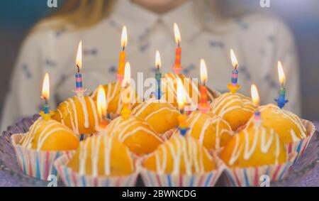 La ragazza teen che ottiene pronta soffia fuori le candele sulle torte della torta sul suo compleanno. Foto Stock