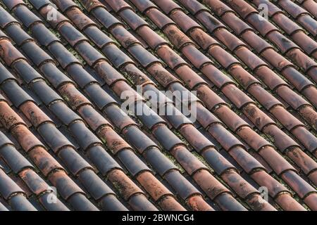 Sfondo di tegole tradizionali in terracotta mediterranea a formare un motivo diagonale Foto Stock