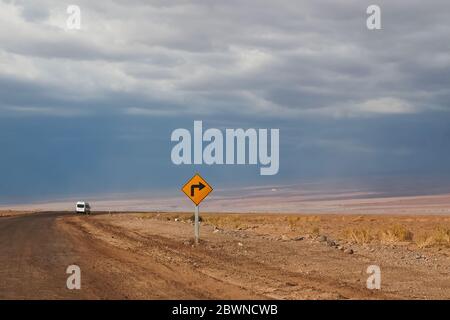 Segnale stradale svolta a destra nel deserto Foto Stock