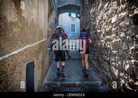 Passeggiata in un villaggio del Lago di Como durante una visita Foto Stock