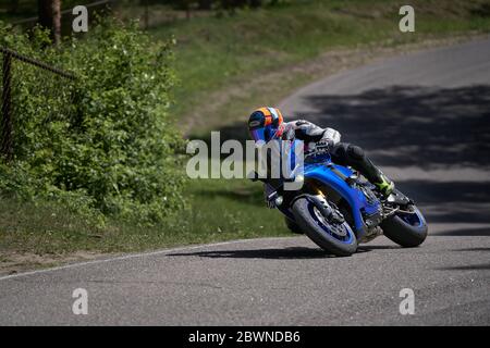 25-05-2020 riga, Lettonia. Il motociclista va su strada, vista laterale, closeup. Foto Stock