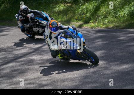 25-05-2020 riga, Lettonia. Il motociclista va su strada, vista laterale, closeup. Foto Stock