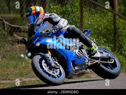 25-05-2020 riga, Lettonia. Il motociclista va su strada, vista laterale, closeup. Foto Stock