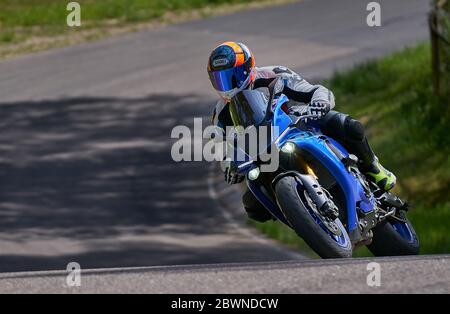 25-05-2020 riga, Lettonia. Il motociclista va su strada, vista laterale, closeup. Foto Stock