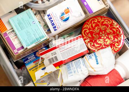 Cassetto della medicina domestica pieno di chiusura di conservazione di farmaco, vista dall'alto molti contenitori diversi e confezioni di farmaci. Stoccaggio di scatole di farmaci vari Foto Stock