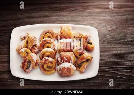 Direttamente sopra un colpo di pasticceria mista per la colazione che include cioccolato Pain au e pasticceria danese smaltata servita in un piatto Foto Stock