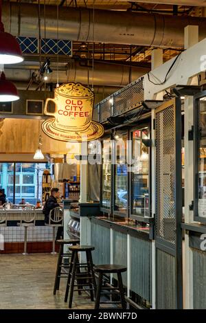 Philadelphia, PA - 11 febbraio 2020: Caffè della città vecchia al mercato del terminal di Reading. Foto Stock