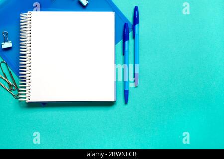 Scuola blu o ufficio suplies su sfondo azzurro con spazio di copia. Torna a scuola o business concept, vista dall'alto. Foto Stock