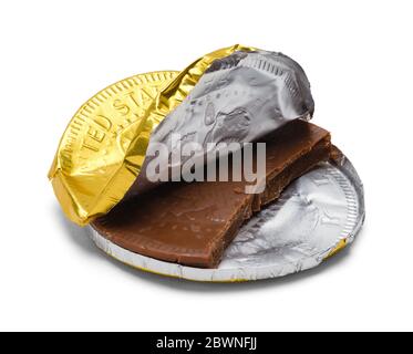 Open Gold Chocolate Coin isolato su bianco. Foto Stock