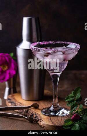 Cocktail rosa Margarita con sciroppo di rosa Foto Stock