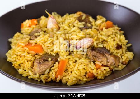 Pilaf con agnello, carote, cipolle, aglio, pepe e barberry. Un piatto tradizionale di cucina Asiatica. Foto Stock