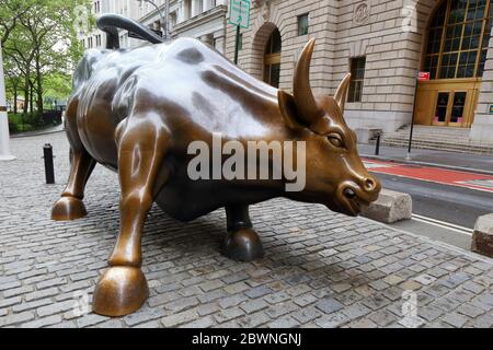 Ricarica Bull di Arturo di Modica. Una scultura in bronzo che è venuta a rappresentare Wall Street, situata a Bowling Green, Manhattan, New York. Nessuna gente Foto Stock