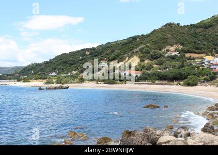 Spiaggia di Limniona di Vrachos villaggio a Preveza, Grecia in estate Foto Stock