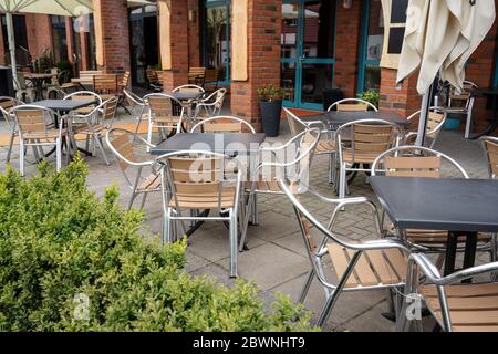 Caffè vuoto in una località turistica, vietato aprire a causa della crisi pandemica coronavirus, disastro finanziario per il settore gastronomico, selec Foto Stock