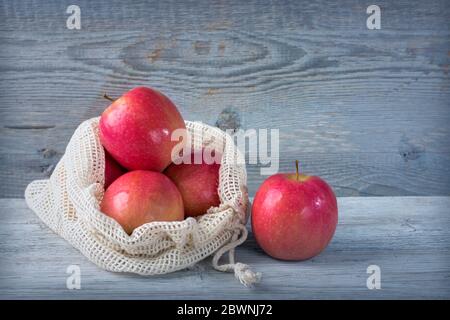 Sacchetti a rete riutilizzabili ecologici con frutta e verdura Foto Stock