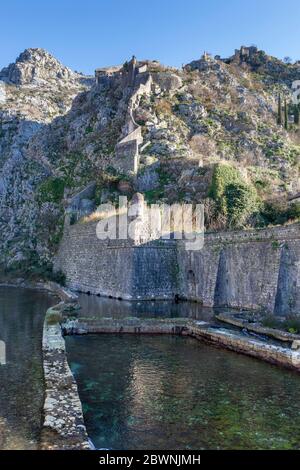 Antica parete della Fortezza di Cattaro sul versante montano di Cattaro, 02 gennaio 2020, Montenegro Foto Stock