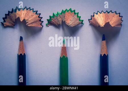 Matite colorate e trucioli a matita disposti in modo creativo. Forniture per studenti d'arte. Foto Stock