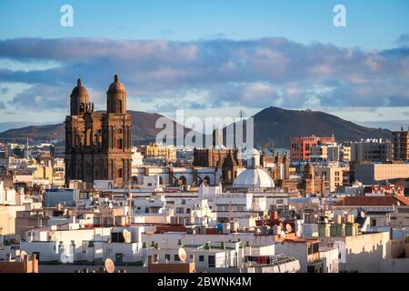 Vista panoramica della città di Las Palmas de Gran Canaria dalla parte vecchia della città all'alba. Sullo sfondo, le montagne di la Isleta Foto Stock