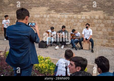 Una band di musica di strada suonano oltre ad Arg-e-Karimkhan (Castello storico di KarimkhanZand) a Shiraz, che è ora in fase di apertura ai visitatori. Arg-e-Karimkhan è stato chiuso per quasi tre mesi come misura per contenere l'epidemia di coronavirus. Iran, provincia di Fars, Shiraz. Foto Stock